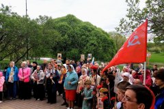 7 8 и 9 мая 2026 года в храме Рождества Христова в Черневе прошли благодарственные молебны у мемориала. Настоятели протоиерей Николай Улович и иерей Николай Головинов совершили поминовение воинов. Прихожане возложили цветы.